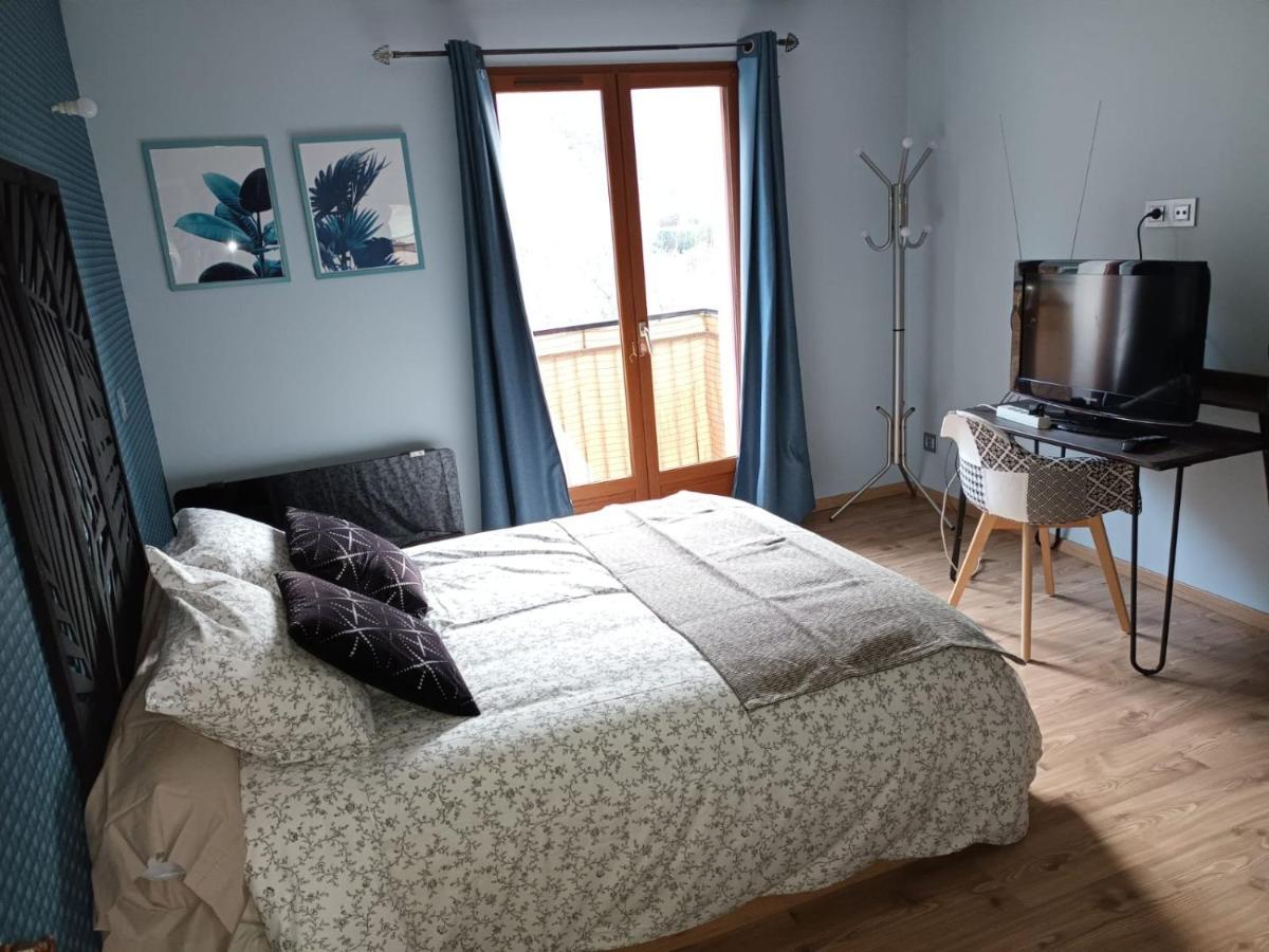 Apartment Au Pied Des Montagnes. *